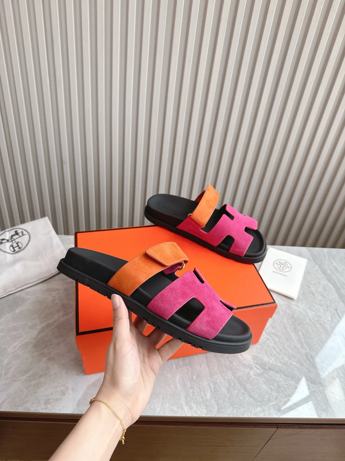 p480🐮🐮Couple model (top version) H family 2024 spring and summer new style HERMES Hermes' recently popular couple model pig nose angle sandals and slippers, paired with various colorful socks, popular. Upper: imported original deerskin (the genuine leather edging is not ordinary super migration). Lining: imported genuine leather. Outsole: Tpu non-slip and wear-resistant outsole. Size: Female 35-42 (40/42 non-returnable and non-exchangeable) Male size: 39-45 (45 non-refundable and non-exchangeable)